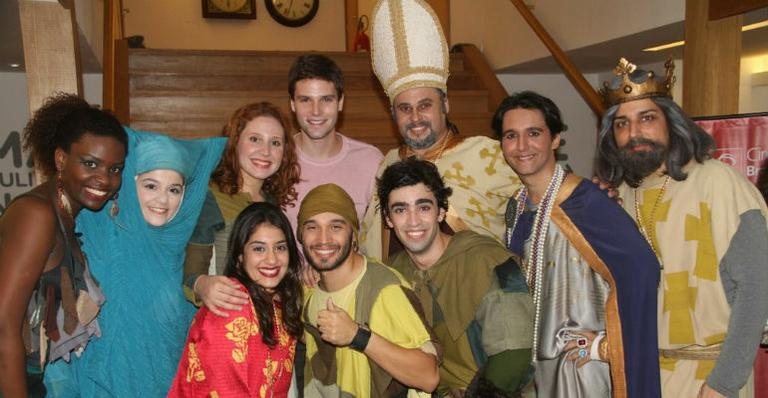 Jonatas Faro e o elenco da peça 'Robin Hood' - Daniel Delmiro/ AgNews