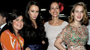 A estilista Daniella Helayel e sua nova sócia, Camilla Al Fayed, com Andrea Dellal e sua filha, a designer de sapatos Charlotte, em conferência paulistana. - Getty Images
