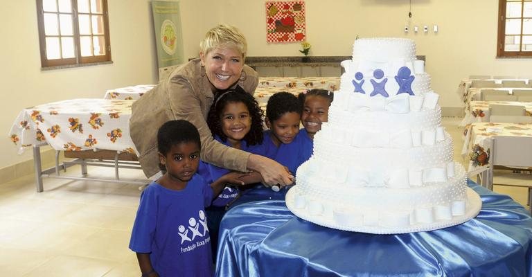Xuxa corta bolo com seus baixinhos para inaugurar refeitório com cozinha industrial em sua Fundação. - André Durão