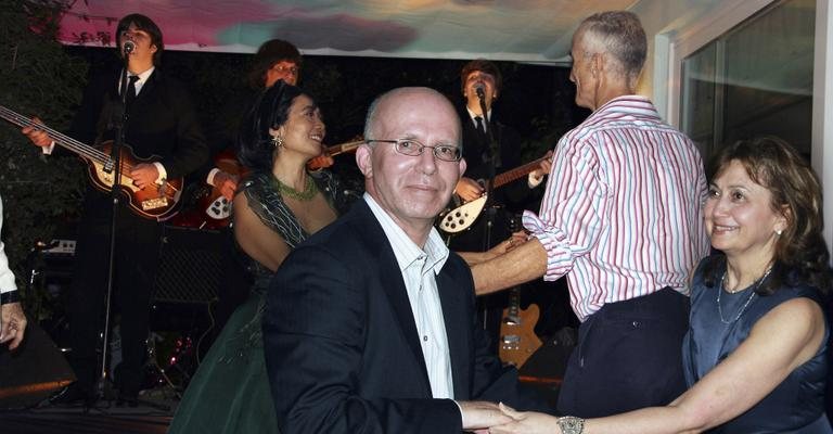 Animados, John Doddrel, cônsul-geral britânico em São Paulo, e a sua mulher, Dilsa Doddrel, dançam com amigos ao som da banda Beatles 4ever, em noite organizada por ela própria, em sua casa, na capital paulista. - Yuri Nunes