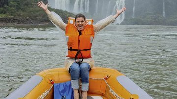 Cristiana se diverte em passeio de barco que passa bem próximo às Cataratas do Iguaçu. - Jader da Rocha
