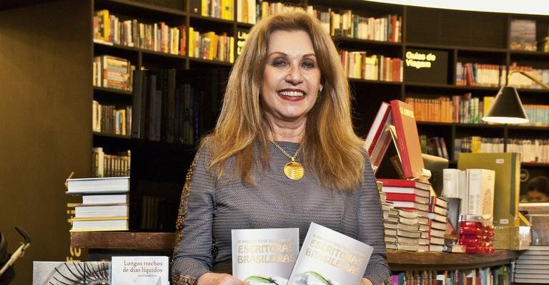 Em livraria na capital paulista, Joyce exibe antologia reunindo o trabalho de 100 autoras. - Vagner Campos