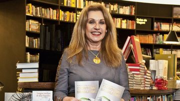 Em livraria na capital paulista, Joyce exibe antologia reunindo o trabalho de 100 autoras. - Vagner Campos