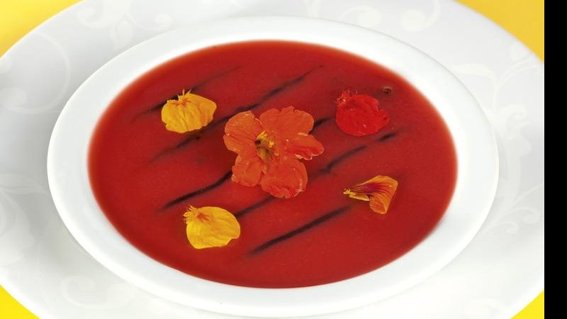 Sopa de morango com caldo de legumes - André Ctenas
