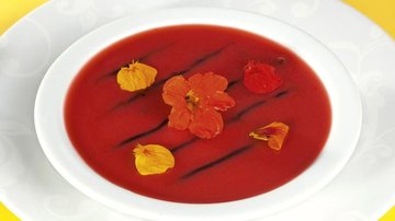 Sopa de morango com caldo de legumes - André Ctenas