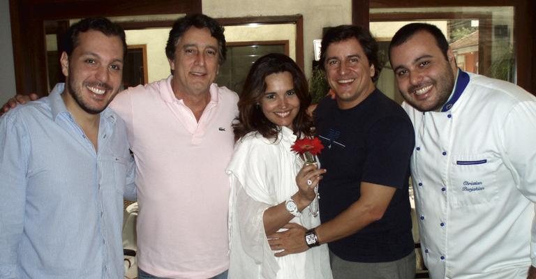 Os irmãos Carlos e Christian Burjakian ladeiam Eduardo Galvão, Suzy Rêgo e Fernando Vieira em seu restaurante, em SP.