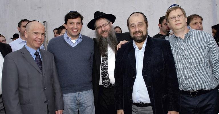 Guilherme Mattar, Floriano Pesaro, o rabino Motl Malowany, Boris Ber e Mauro Varnovitzky na colocação da pedra fundamental de sinagoga, SP.