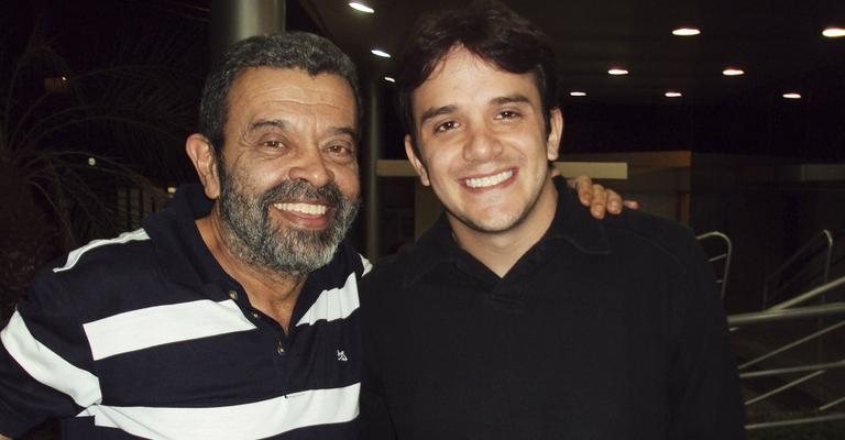 Em SP, o preparador de atores Beto Silveira e o ator Guilherme Nasraui conferem estreia do espetáculo.