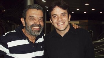 Em SP, o preparador de atores Beto Silveira e o ator Guilherme Nasraui conferem estreia do espetáculo.