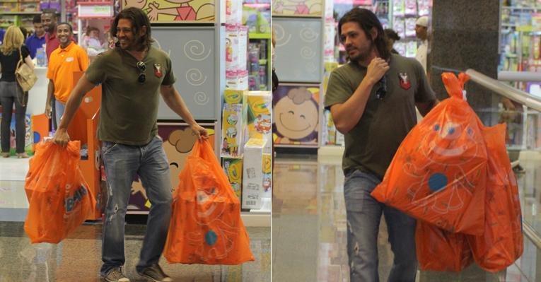 Dado Dolabella faz compras em loja de brinquedos em shopping no Rio de Janeiro - Marcus Pavão / AgNews