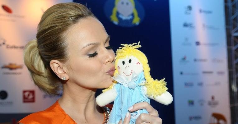 Eliana posa com a boneca Heleninha, símbolo da luta contra o câncer infantil - Francisco Cepeda/AgNews