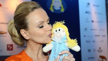 Eliana posa com a boneca Heleninha, símbolo da luta contra o câncer infantil - Francisco Cepeda/AgNews