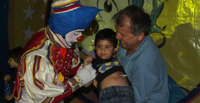 Zico se diverte com o neto em circo no Rio de Janeiro - Daniel Delmiro/AgNews