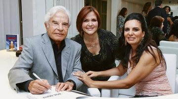 Felizes, Cid e Fátima ladeiam a primeiradama de SC, Maria Angelica Colombo, em badalada noite de autógrafos, em Brasília. - Alan Santos