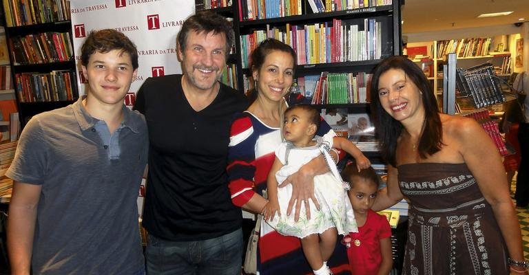 Calloni, entre o filho, Pedro, Tania, com as filhas, Laura e Isabella, e a mulher, Ilse. - André Muzell