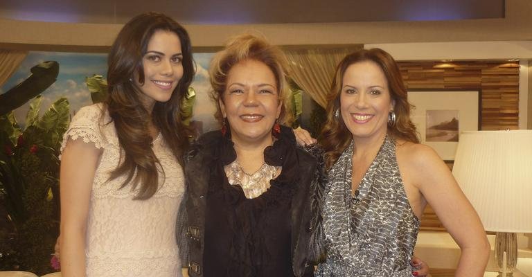 Loalwa Braz é ladeada por Daniela Albuquerque e Regina Volpato, em programa da RedeTV!, em São Paulo.