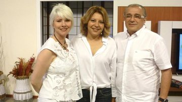 A apresentadora Nice Passos, ao centro, conversa com o casal Gisela Savioli, nutricionista, Roque Savioli, cardiologista, em seu programa da TV Aparecida, em SP.