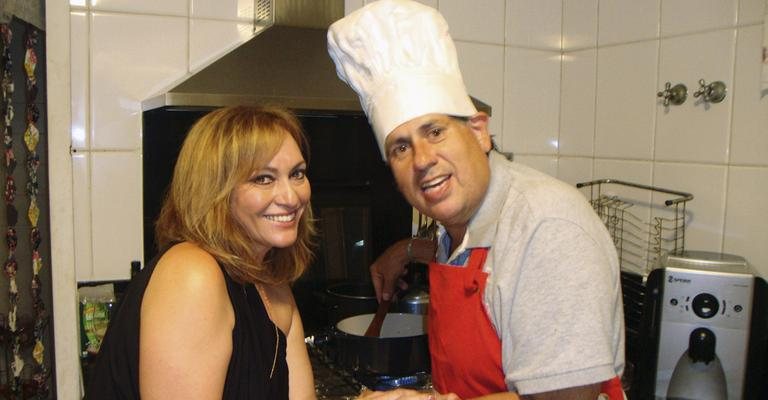 Sueli Alvarenga faz 35 anos e ganha jantar em casa, em SP, feito pelo marido, o hair stylist Murilo José de Souza.