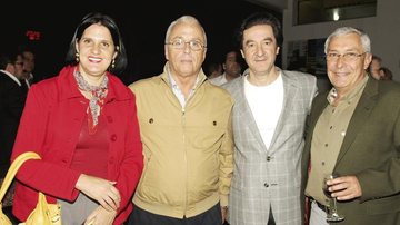 O casal Rosana e Fernando Botelho e Ricardo Viveiros, 4o da esq. para a dir., conferem lançamento do livro idealizado por Dimas de Melo Pimenta II, em São Paulo.