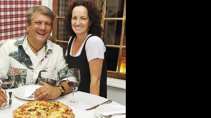 O banqueteiro Marcelo Sampaio é recebido por Paola Tarallo na pizzaria dela, SP.