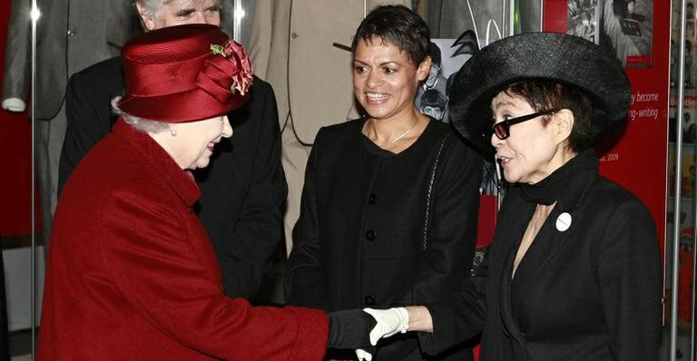 Yoko Ono encontra a rainha Elizabeth II em museu na Inglaterra - Getty Images