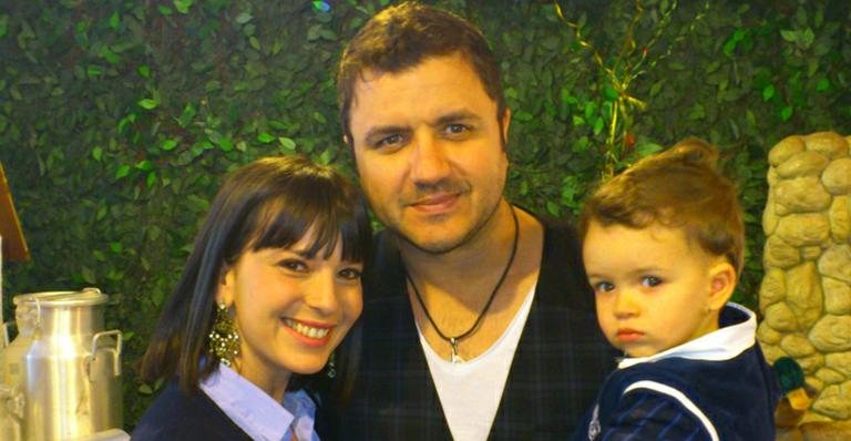 Maurício Manieri com a mulher Izabelle e o filho Marco - Caras Online