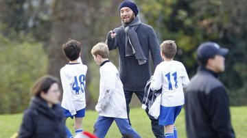 Jude Law torce por filho em jogo de futebol na Inglaterra - The Grosby Group