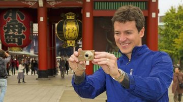 No bairro de Asakusa, o apresentador da Record captura, com sua câmera, imagem do templo budista Sensoji, um dos mais antigos da capital japonesa. - Martin Gurfein