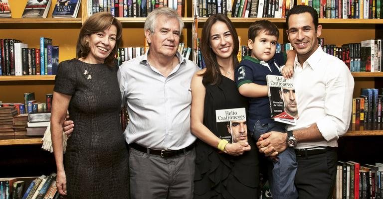 Com os pais, Sandra e Helio, a irmã, Katiucia, e o sobrinho, Eduardo, o piloto faz sessão de autógrafos. - Vagner Campos