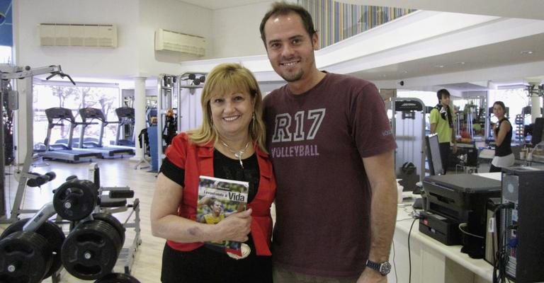 A deputada Maria Lúcia Amary ganha livro do jogador de vôlei Ricardinho, em SP.