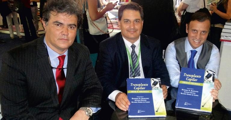 Ricardo Gomes de Lemos, Henrique Nascimento Radwanski e Antonio Ruston lançam Transplante Capilar Arte e Técnica, em centro de convenções de Goiânia.