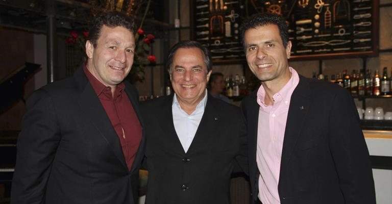 Em SP, em seu restaurante José Carlos Iglesias recepciona Ronnie Von e Dimitris Psillakis.