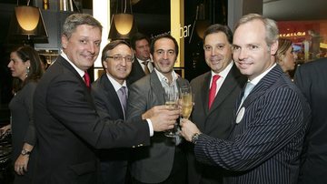 José Falcato, Jaime Ayash, Mauricio Queiroz, João Santos e Nuno Santos brindam abertura de relojoaria.