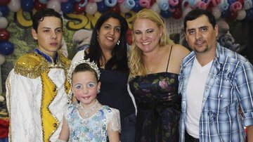 Beatriz Laura festeja com o irmão Maury, em bufê de Andréa Alves, em SP, e os pais, Andréa e Mauri Lima, irmão de Chitãozinho & Xororó.