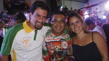 Em SP, José Carlos, da X-9 Paulistana, é ladeado pelo casal Luis Salvatore e Danielle Haydée.