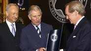 O príncipe Charles, da Inglaterra, recebe prêmio de Lord Douro, ao lado de Lutz Bethge, em Londres.