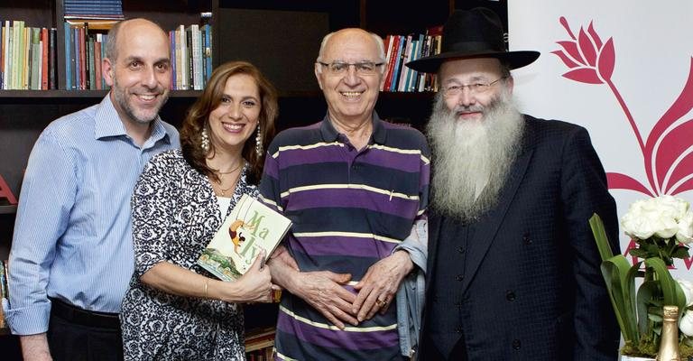 Lançando o livro Maly, Léa Michaan entre o marido, Maurício, e Rafael Teitelbaum e Shie Pasternak, em SP.