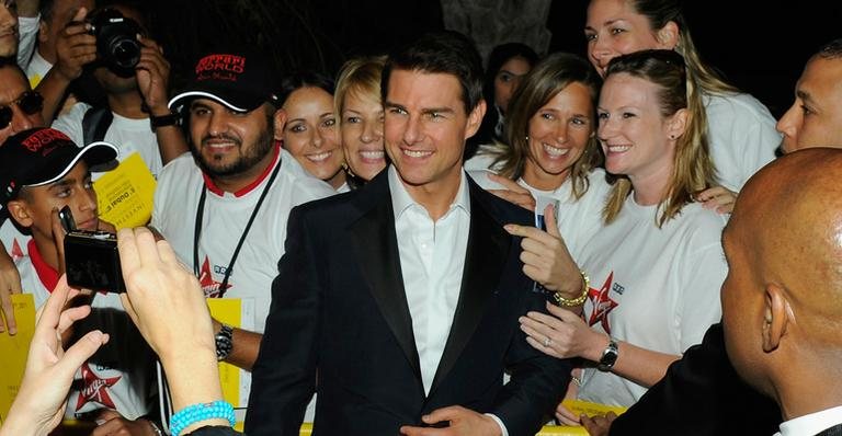Tom Cruise com fãs em Dubai - Getty Images