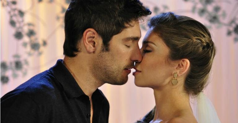 Victor Pecoraro e Grazi Massafera em cena de 'Aquele Beijo' - Divulgação/ Rede Globo