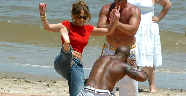 Jennifer Lopez joga capoeira no Uruguai - Splash News