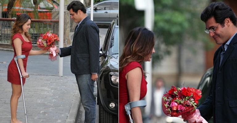 Ana (Fernanda Vasconcellos) recebe flores de Lúcio (Thiago Lacerda) em 'A Vida da Gente' - TV Globo