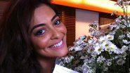 Juliana Paes recebe flores de Sônia Braga - Reprodução / Twitter