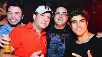 Caio com o promoter Gustavo Godoy, o empresário Gustavo Murad e André Marques - Marcus Ronchi / Divulgação