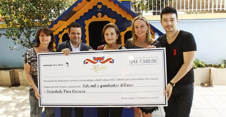 Lucinha Araújo recebe doação em prol de crianças com HIV