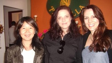 Mun Chee Yong e Kate Connor, nas pontas, são recebidas por Ana Bicev em restaurante italiano, em SP.