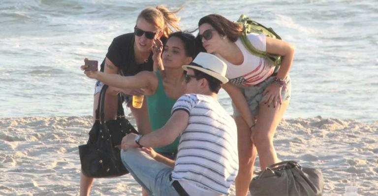 Carol Macedo e Giovanna Lancellotti curtem praia com amigos - Delson Silva / AgNews