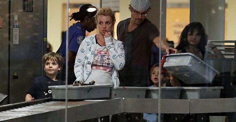 Britney Spears com os filhos e o namorado - The Grosby Group