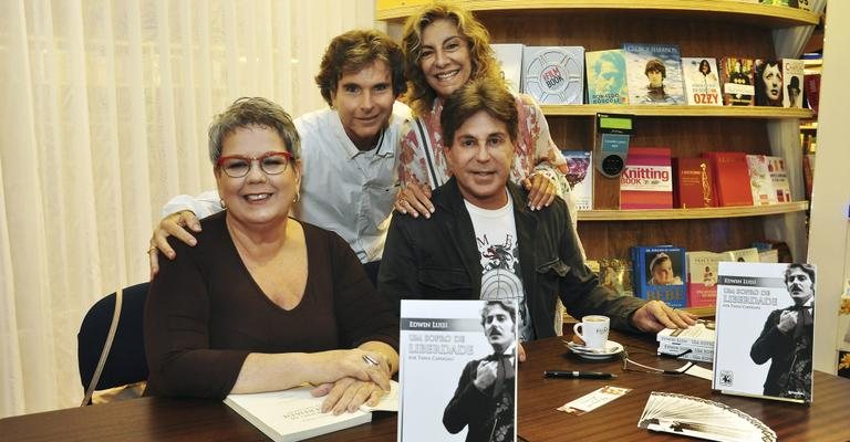Tânia, autora da biografia, e Edwin abraçados pelo casal Bruno e Marília. - Roberto Teixeira / RT Press