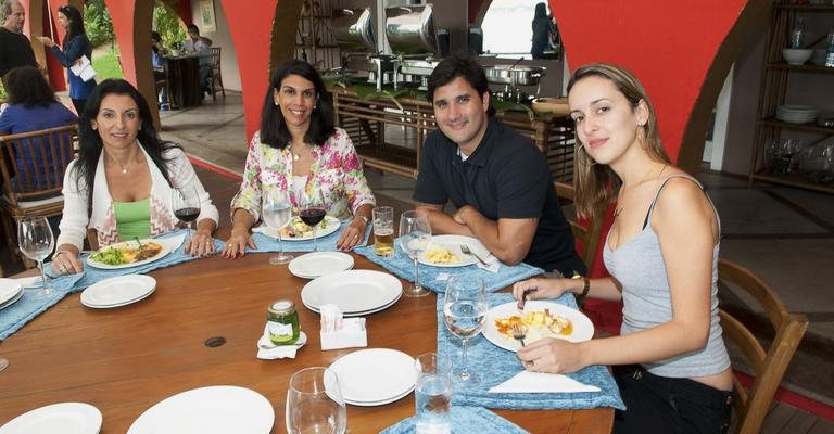 À mesa, Claudia, Roseli, Fábio e a designer Talita Carvalho. - Cadu Pilloto