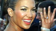 Jennifer Lopez, feliz da vida, exibe o anel de noivado, em 2003 - Getty Images